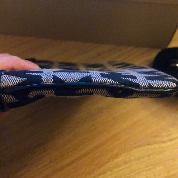 Michael Kors Wristlet Authentic - Picture 6 of 8